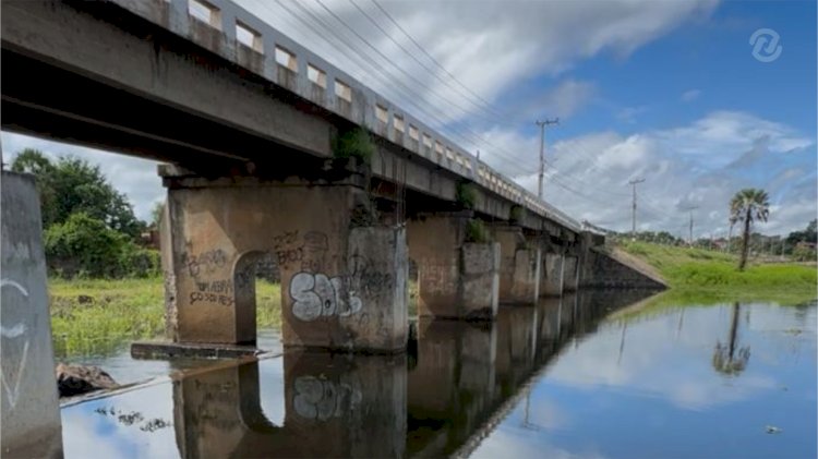 Após fortes chuvas na região, Açude Acaraú Mirim atinge limite e sanfra na noite desta terça (14)